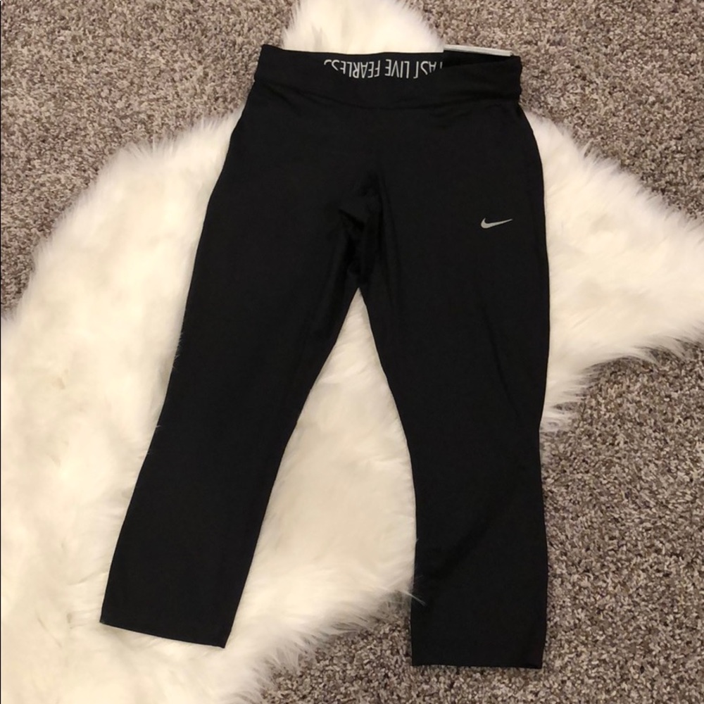 NWT Nike relay tight fit crop length small